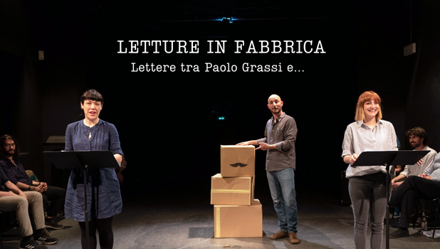 Sotto la scritta "Letture in Fabbrica" si vedono tre attori, due uomini ed una donna su un palcoscenico, due di loro stanno leggendo, mentre il terzo dispone una terza scatola, sopra due che sono già impilate
