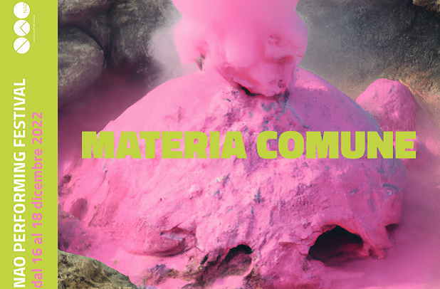 Foto di una formazione rocciosa che emette fumo rosa con in primo piano il titolo "materia comune" e banda laterale verde con "NAO Performing Festival" e date (16-18 dicembre 2022).