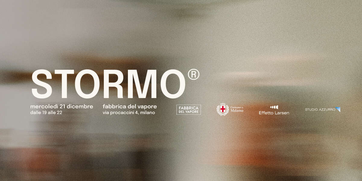 Foto sfocata di persone che danzano con in evidenza il titolo dell'evento "Stormo"