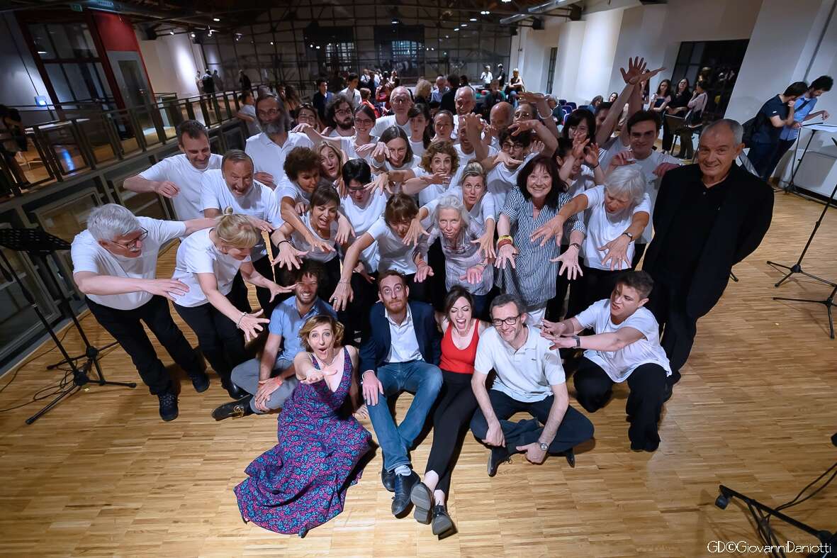 Foto di gruppo di una classe del coro "Le nuove voci"