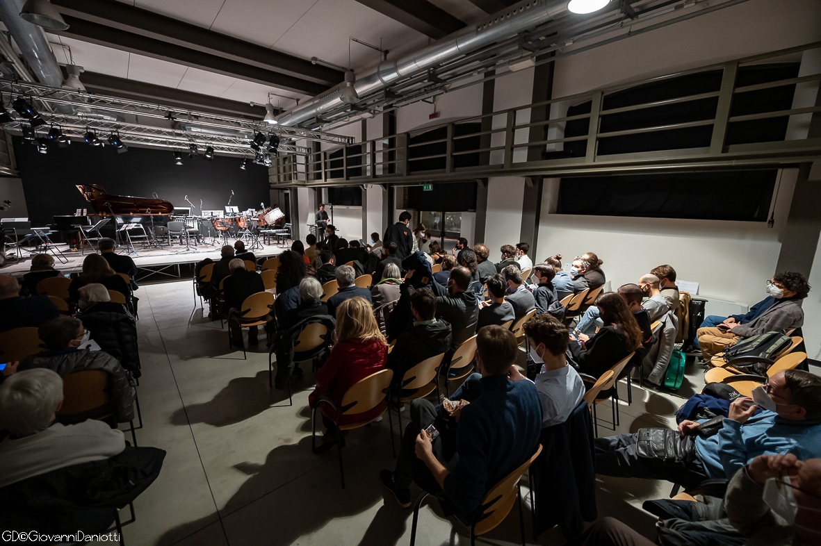 Foto della Sala Donatoni di Divertimento Ensemble, con il pubblico seduto e il palco sullo sfondo