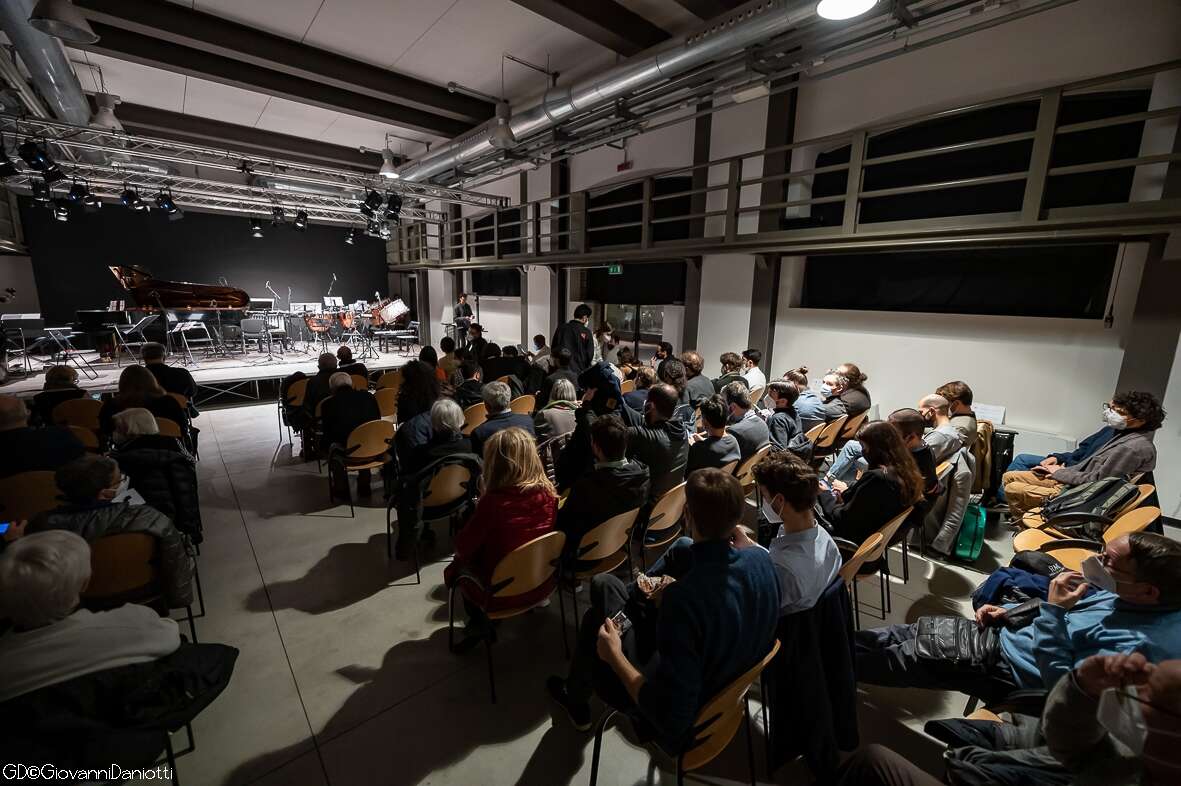 Foto della Sala Donatoni di Divertimento Ensemble, con il pubblico seduto e il palco sullo sfondo