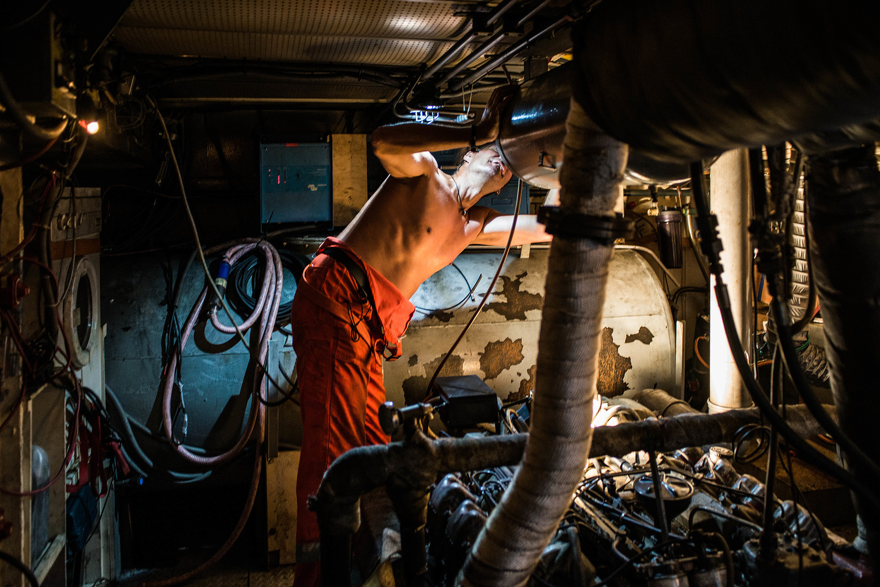 1. Giugno 2015, Ingegnere lavora nella piccola sala motori della Sea-Watch 1, credit: Sea-Watch