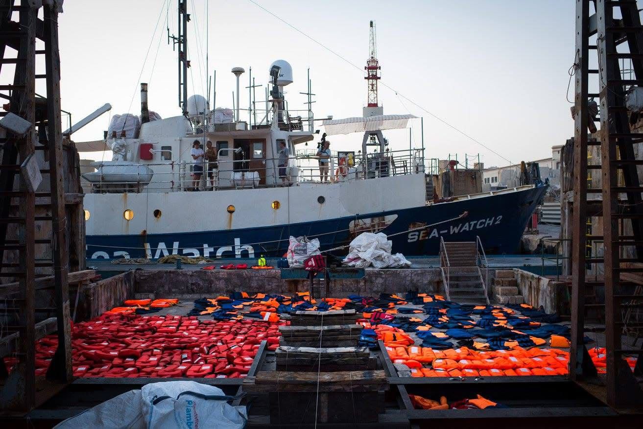 3. Agosto 2016, La Sea-Watch 2 è ormeggiata a Malta e l’equipaggio lava i giubbotti salvagente, credit: Sea-Watch