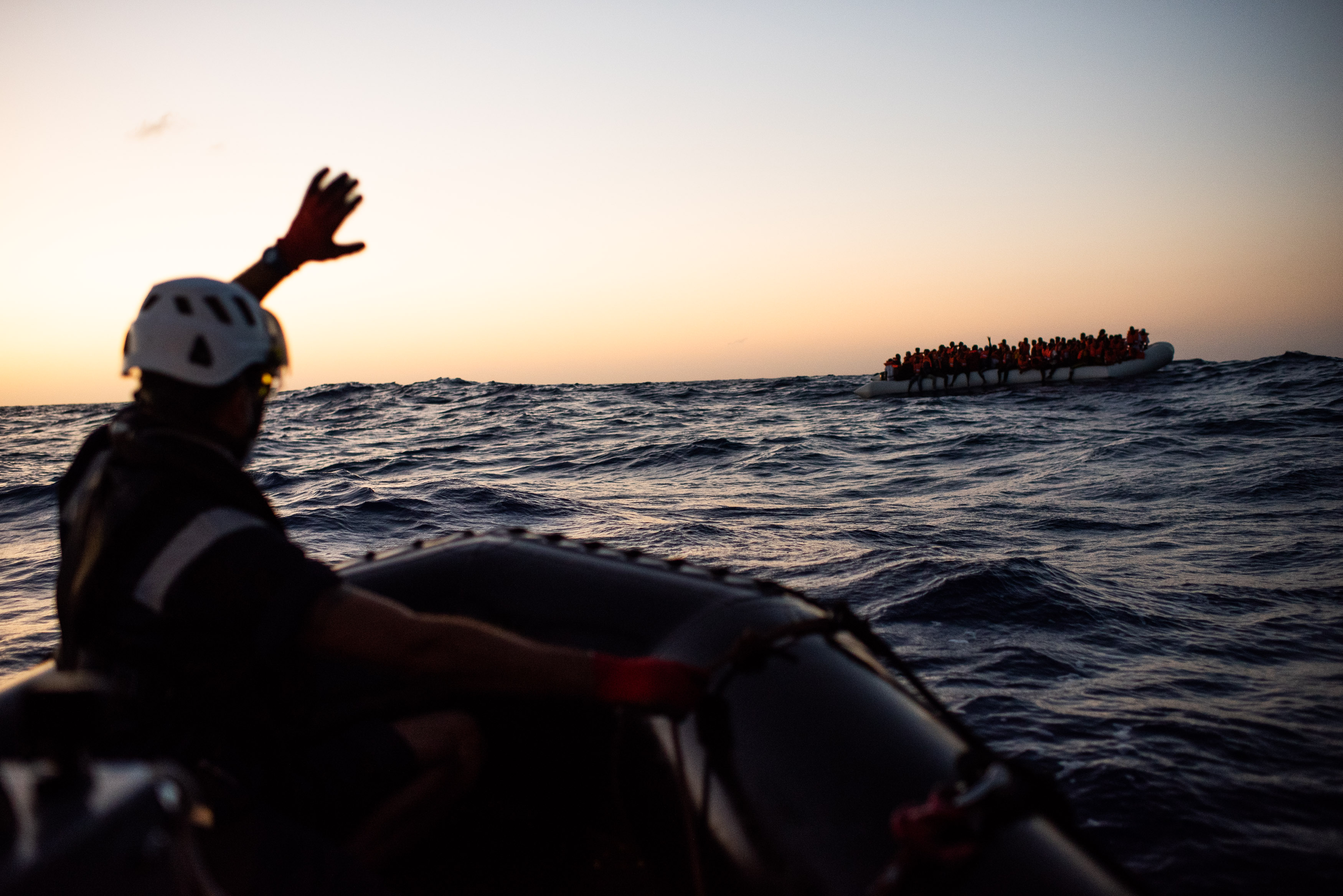 6. 24 Agosto 2020, Con il mare mosso i soccorritori di Sea-Watch si avvicinano a un gommone sovraffollato, credit: Chris Grodotzki / Sea-Watch