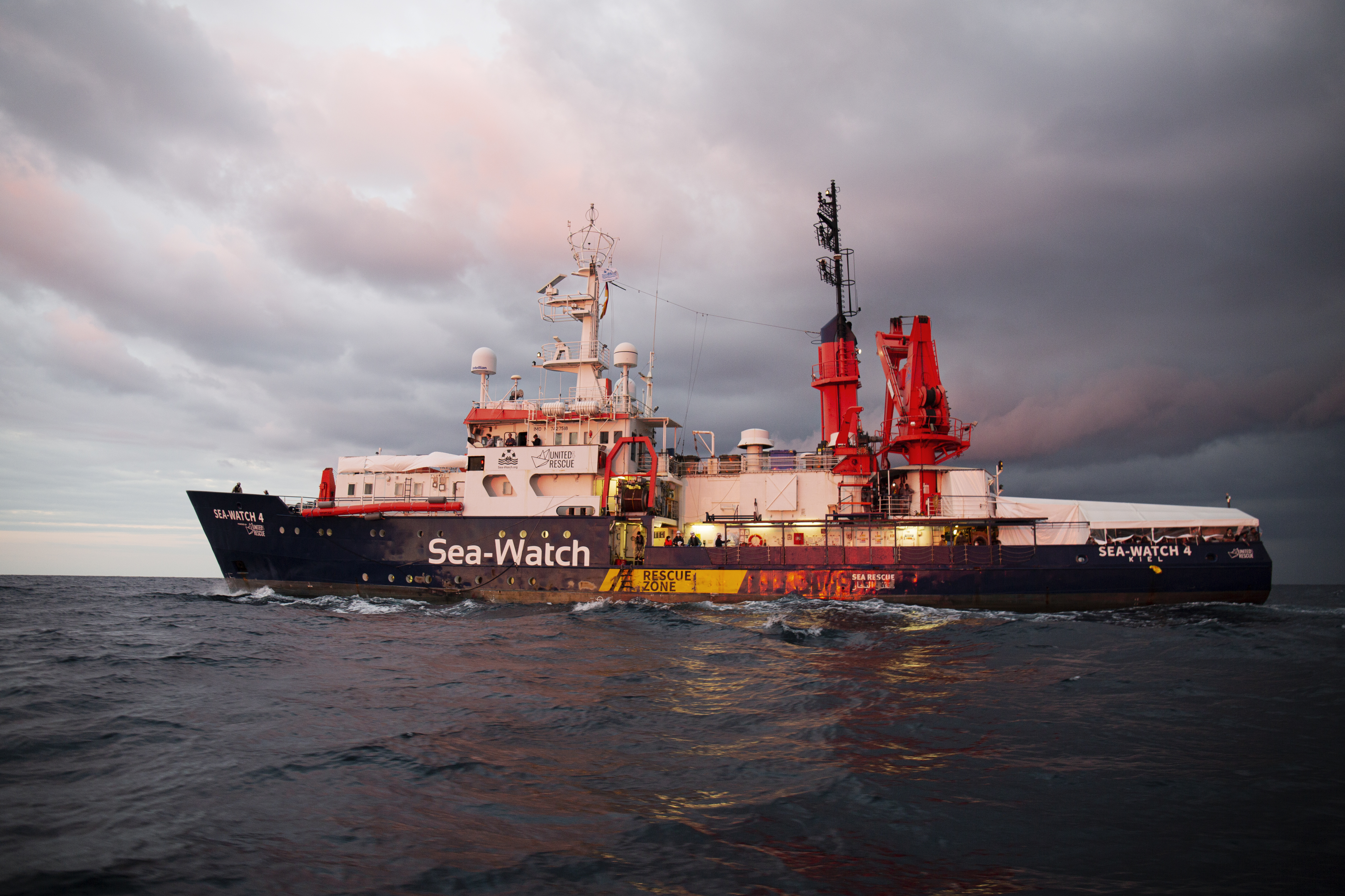 9. 21 Novembre 2021, La Sea-Watch 4 al termine di un soccorso poco prima del tramonto, credit: Suzanne De Carrasco / Sea-Watch