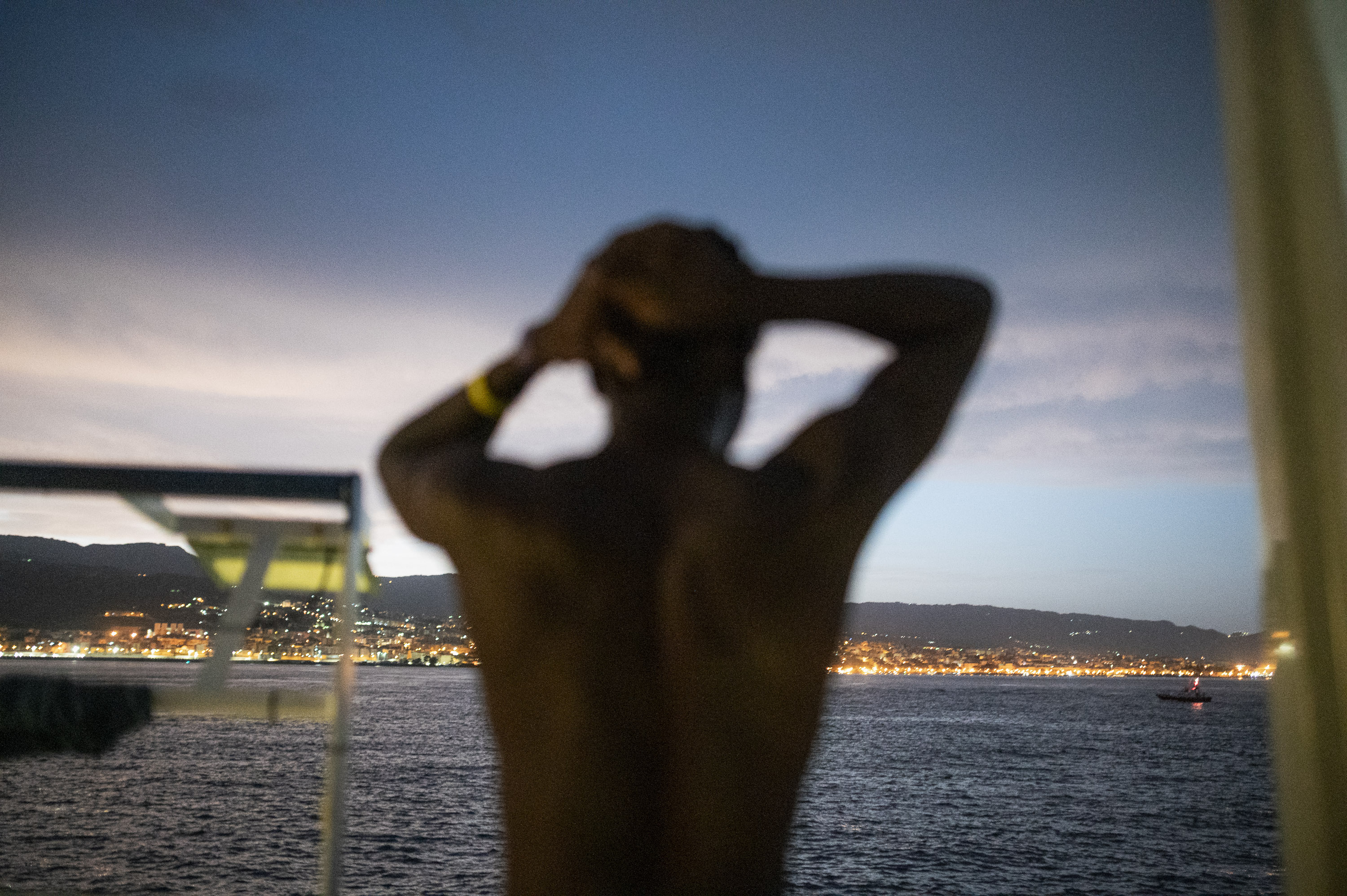 11. 17 Settembre 2022, Una delle persone soccorse dalla Sea-Watch 3 vede per la prima volta la costa italiana, mentre la nave si dirige verso il porto di Reggio Calabria, credit: Paul Lovis Wagner / Sea-Watch