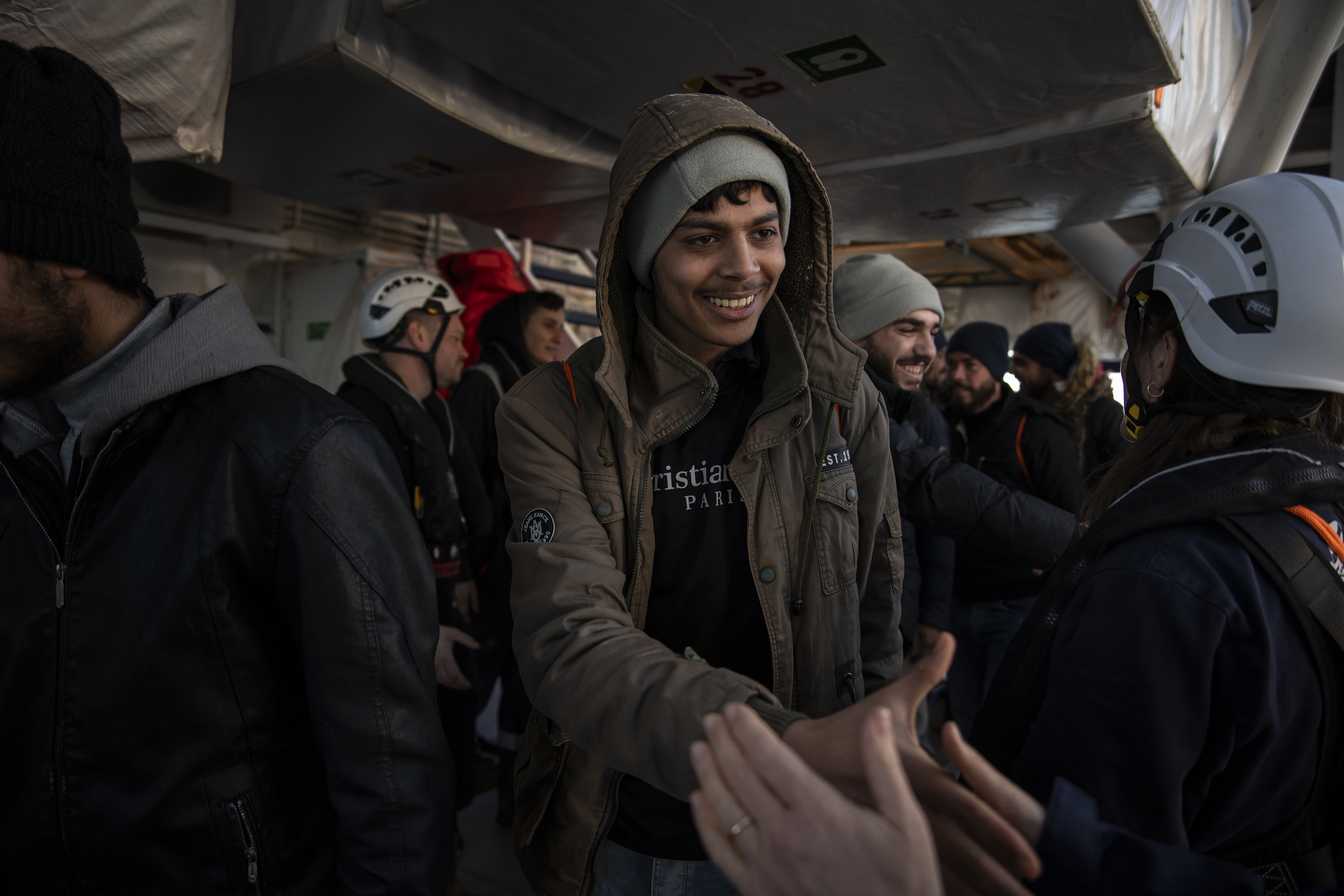 13. 5 Marzo 2024, Uno dei ragazzi soccorsi dalla Sea-Watch 5 saluta l’equipaggio prima di scendere a terra, credit: Maria Giulia Trombini / Sea-Watch